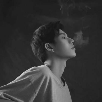 黑白頭像女紅眼睛14